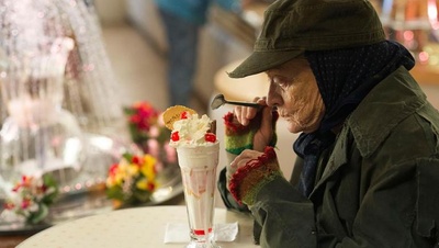 住货车的女士剧照的剧照