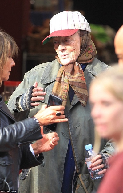 住货车的女士剧照的剧照