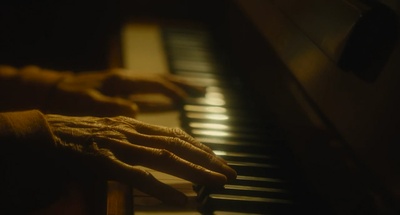 住货车的女士剧照的剧照