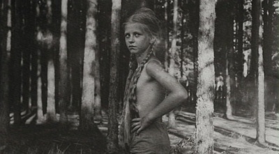 一个女人和五头大象剧照的剧照