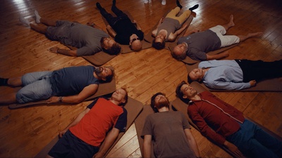 悲伤的男人的微笑剧照的剧照