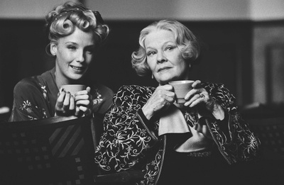 亨德逊夫人敬献剧照的剧照