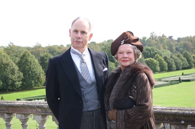 亨德逊夫人敬献剧照的剧照