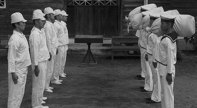 陆地上的军舰剧照的剧照