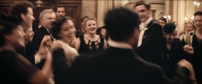 金衣女人剧照的剧照