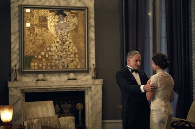 金衣女人剧照的剧照