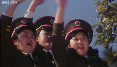 穿校服的小兵剧照的剧照