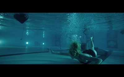 它在身后剧照的剧照