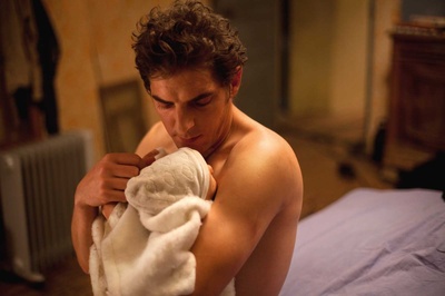 保持站立剧照的剧照