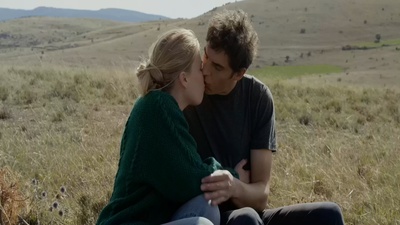 保持站立剧照的剧照