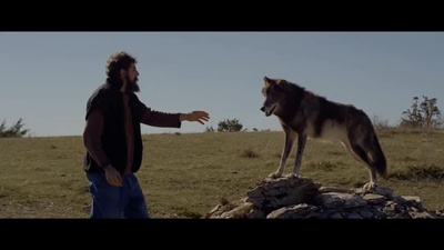 保持站立剧照的剧照