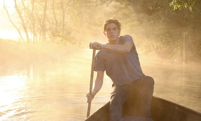 保持站立剧照的剧照