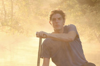 保持站立剧照的剧照