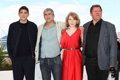 保持站立剧照的剧照