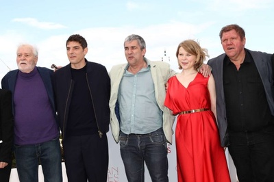 保持站立剧照的剧照