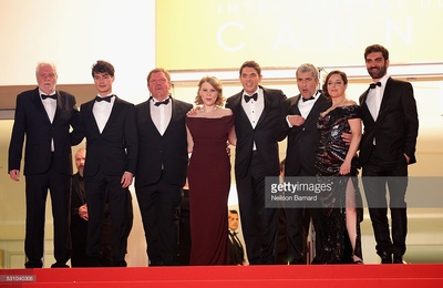 保持站立剧照的剧照