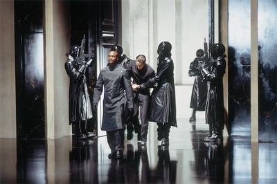 撕裂的末日剧照的剧照