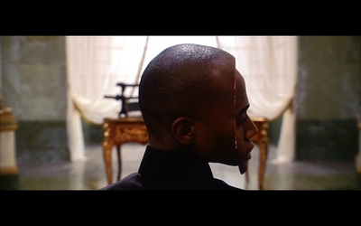 撕裂的末日剧照的剧照