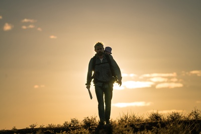 负重前行剧照的剧照