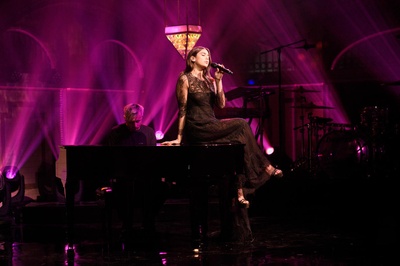 周六夜现场：娜塔莉·波特曼/Dua Lipa剧照的剧照