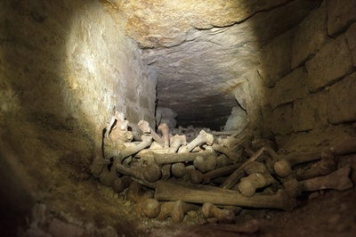 地下墓穴剧照的剧照