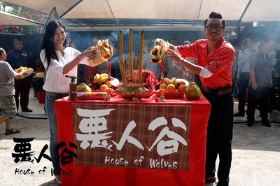 恶人报喜剧照的剧照