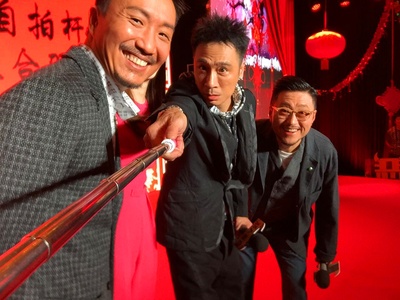 恶人报喜剧照的剧照