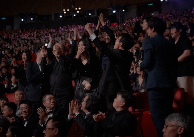 大象席地而坐剧照的剧照