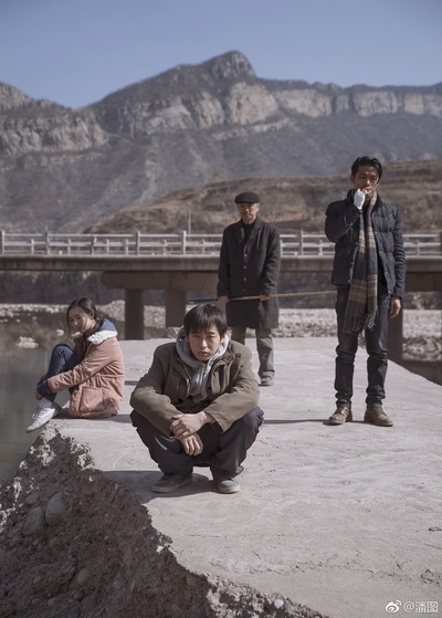 大象席地而坐剧照的剧照