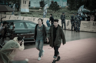 大象席地而坐剧照的剧照