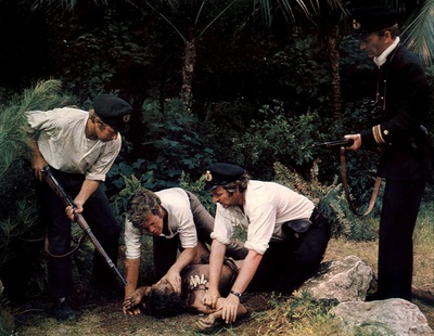 被时间遗忘的土地剧照的剧照