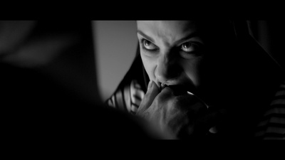 独自夜归的女孩剧照的剧照