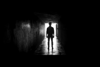 独自夜归的女孩剧照的剧照