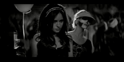 独自夜归的女孩剧照的剧照