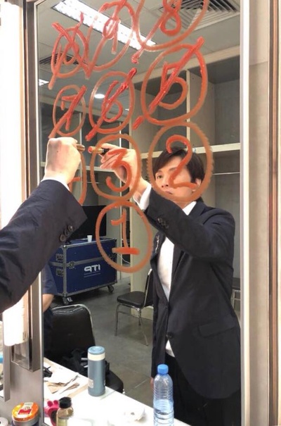 黄子华栋笃笑之金盘剧照的剧照