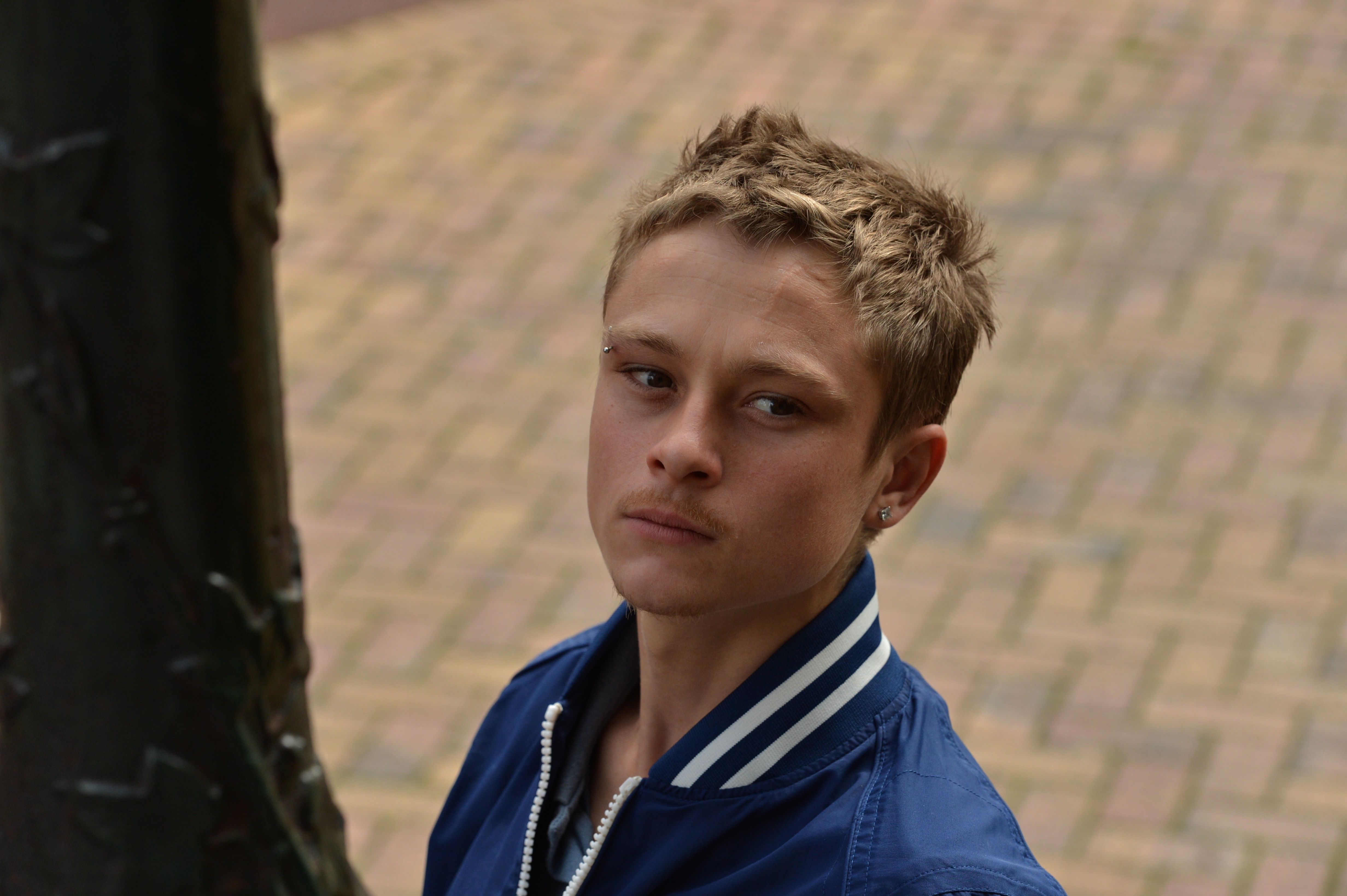 昂首挺胸剧照的剧照