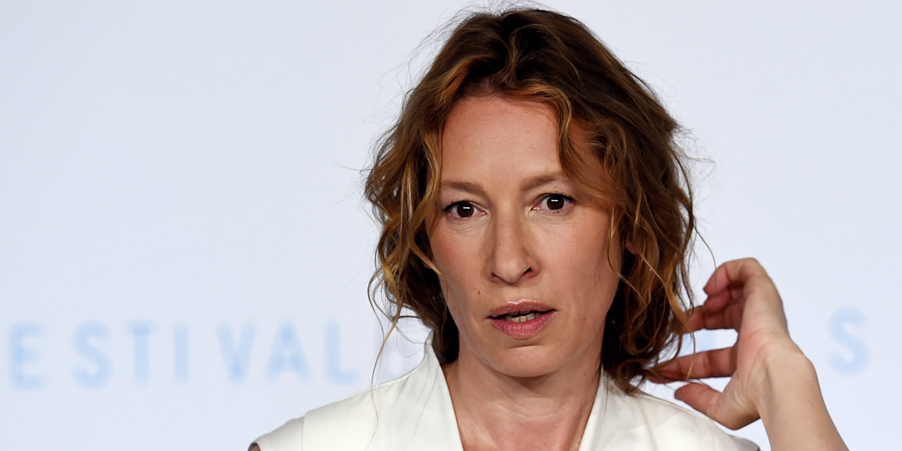 昂首挺胸剧照的剧照