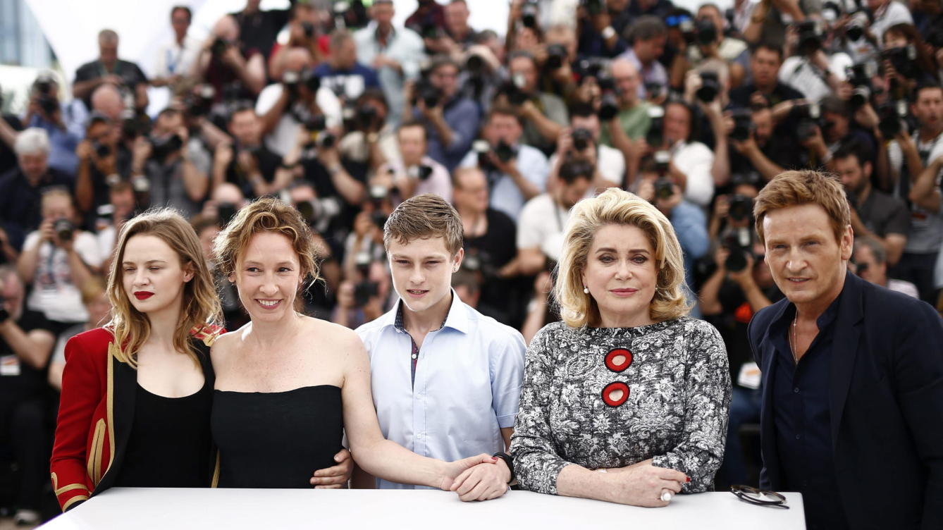 昂首挺胸剧照的剧照