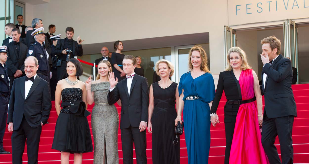 昂首挺胸剧照的剧照