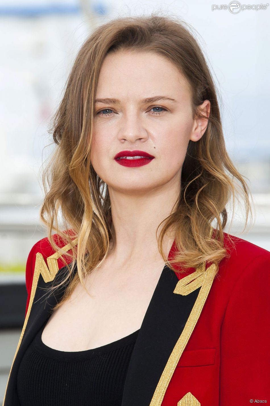 昂首挺胸剧照的剧照