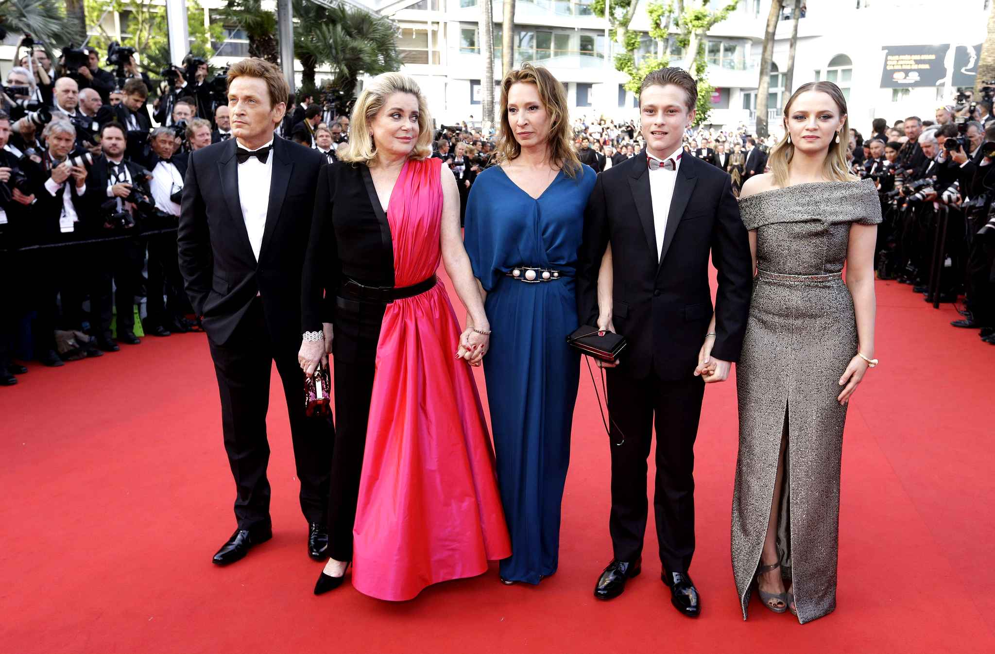 昂首挺胸剧照的剧照