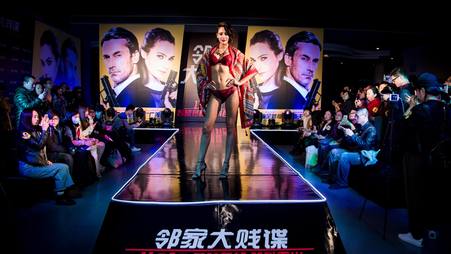 邻家大贱谍剧照的剧照