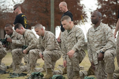 友军倒下剧照的剧照