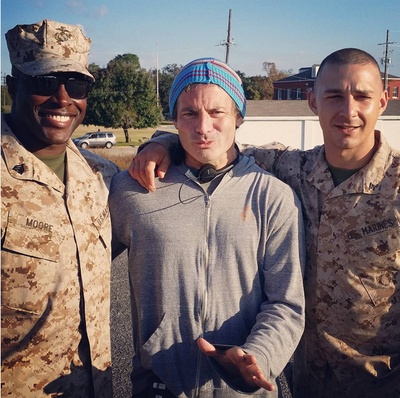 友军倒下剧照的剧照