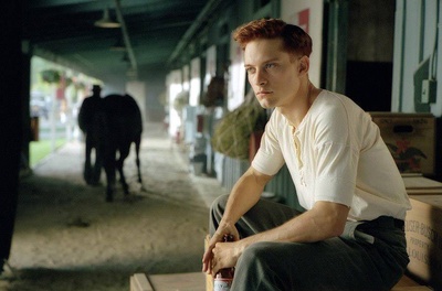 奔腾年代剧照的剧照