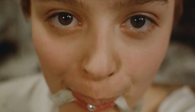 鸟，孤儿和愚人剧照的剧照