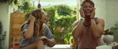 英格丽向西行剧照的剧照