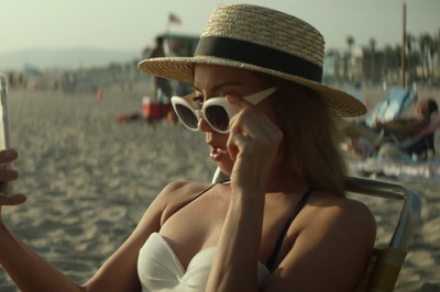 英格丽向西行剧照的剧照