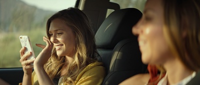 英格丽向西行剧照的剧照