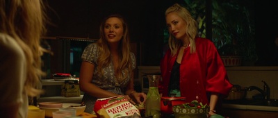 英格丽向西行剧照的剧照